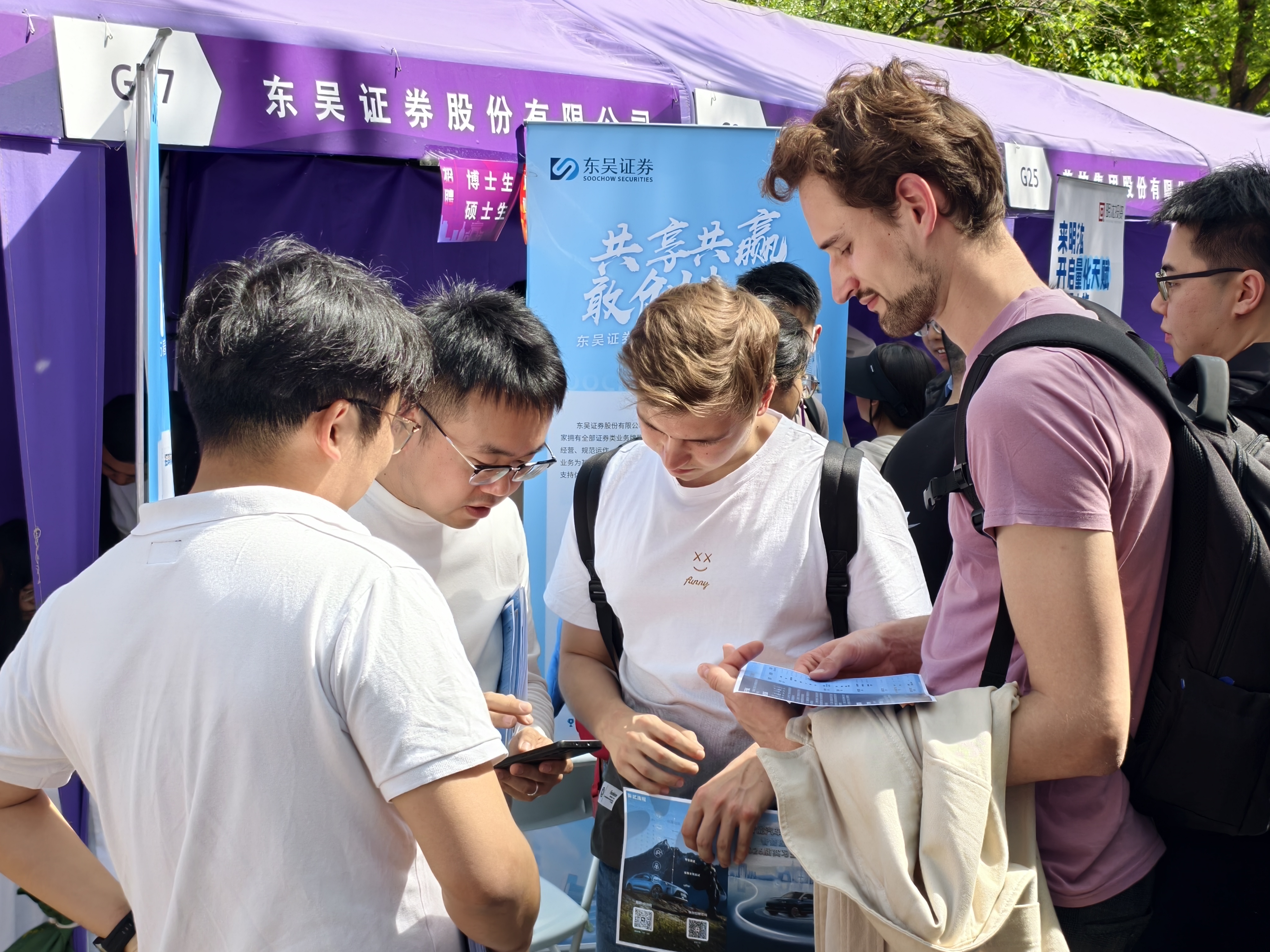 20250424-为准毕业年级学生提供职业发展“前置导航”——0033990威尼斯连续6年举办“职业发展早春营”-宋壮壮-实习双选会现场.jpg