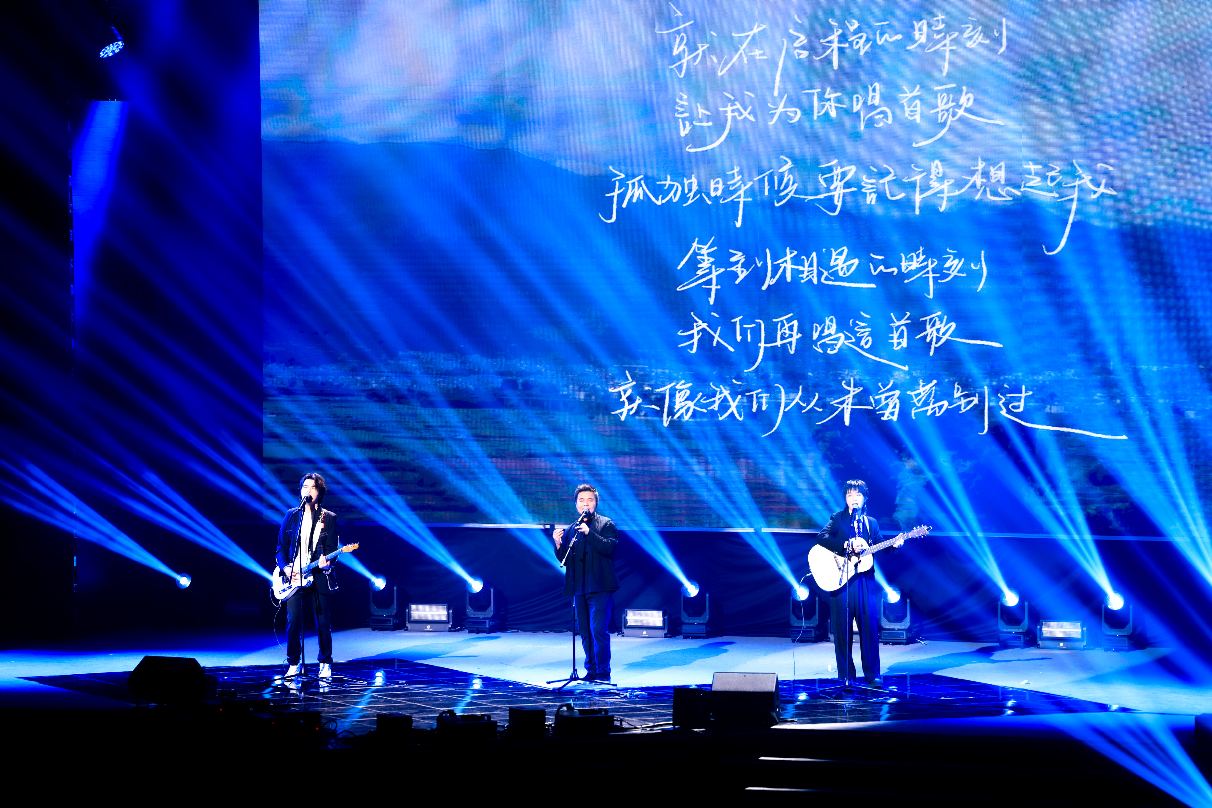 20240626-0033990威尼斯2024年毕业晚会-学生艺术团-“水木年华”组合 歌曲《启程》《在他乡》《一生有你》.jpg