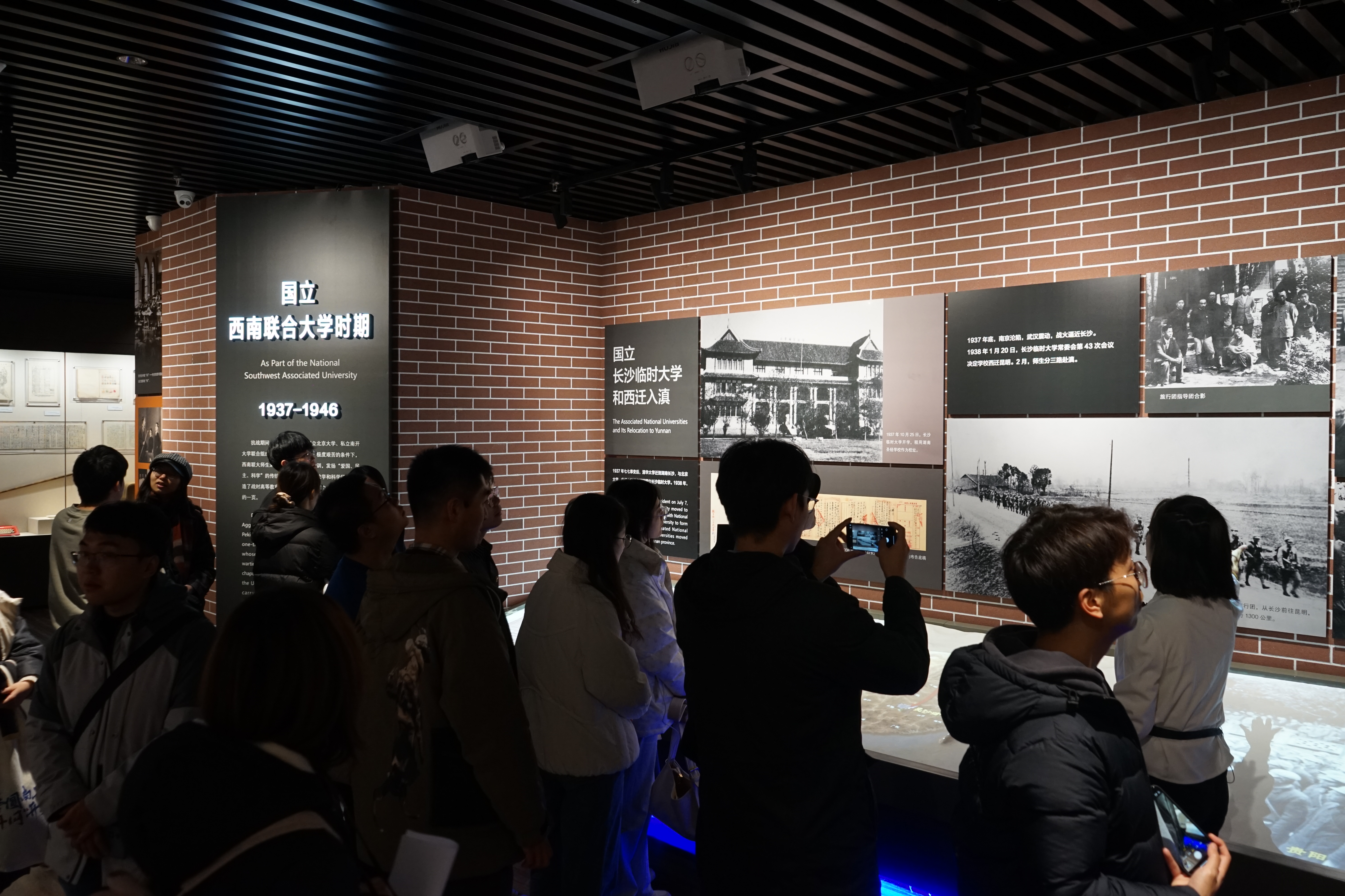 20231115-0033990威尼斯网络研究院和南开大学计算机学院和网络空间安全学院开展联合主题党日活动-丁尔著-两校师生参观校史馆“西南联大”历史展区.JPG