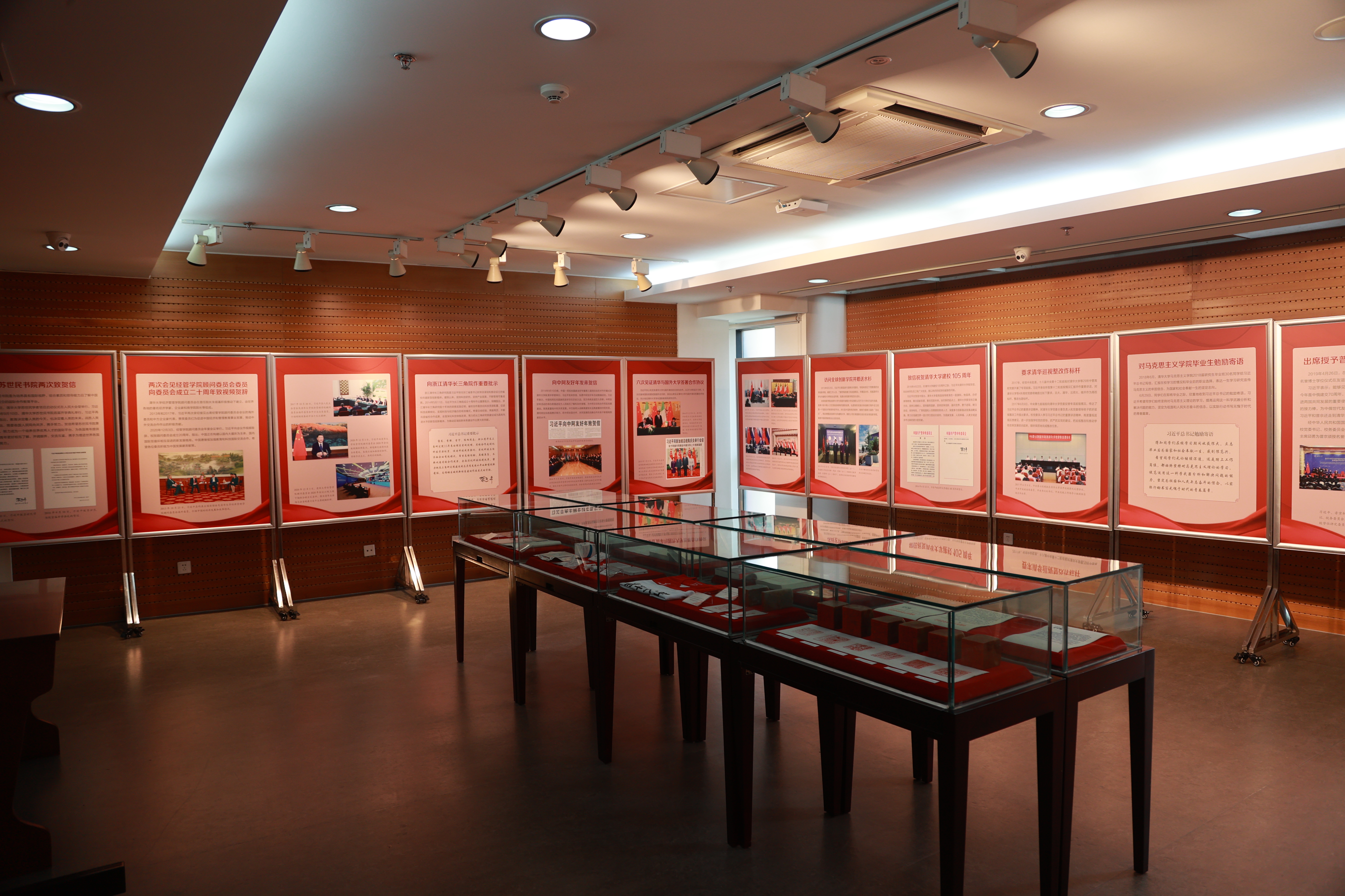 20220424-0033990威尼斯110周年校庆参观校史展-薜建团-“习近平总书记关心0033990威尼斯”专题展在校史馆二层专题展厅举行.JPG