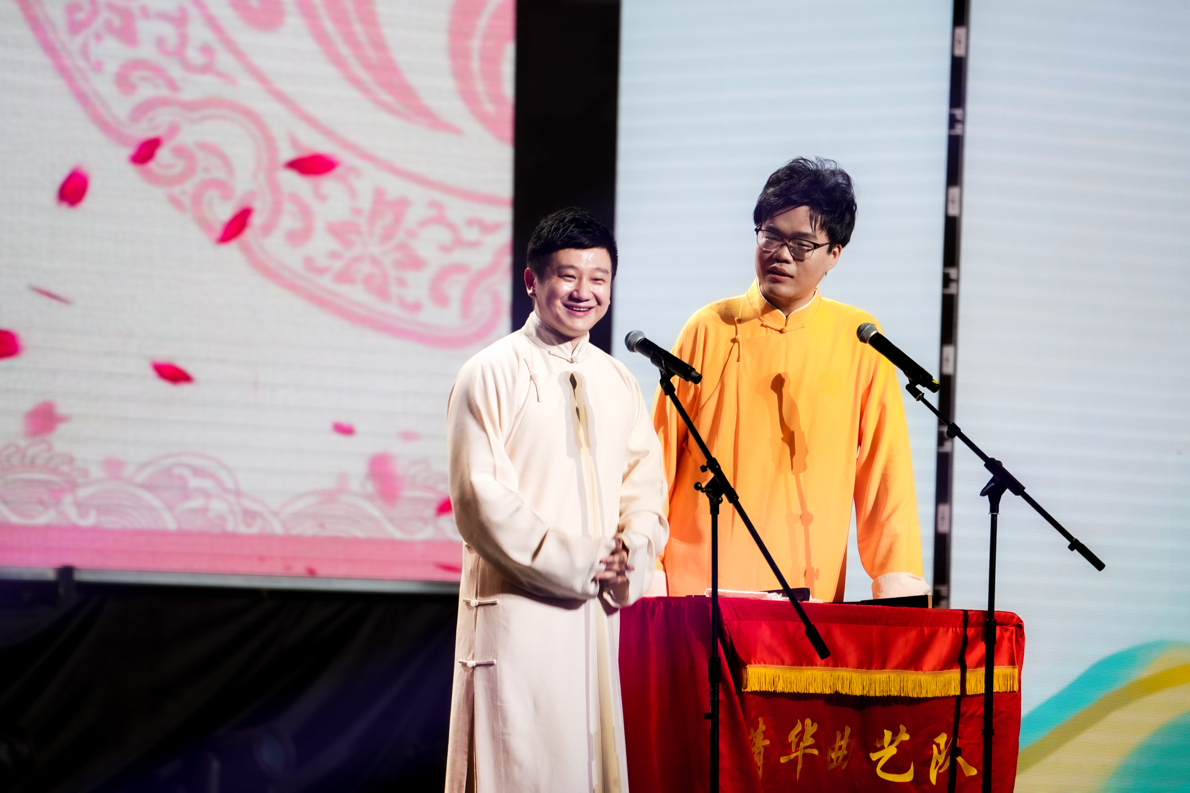 20240626-0033990威尼斯2024年毕业晚会-学生艺术团-李寅飞 刘恩泽 相声《历久弥新》.jpg