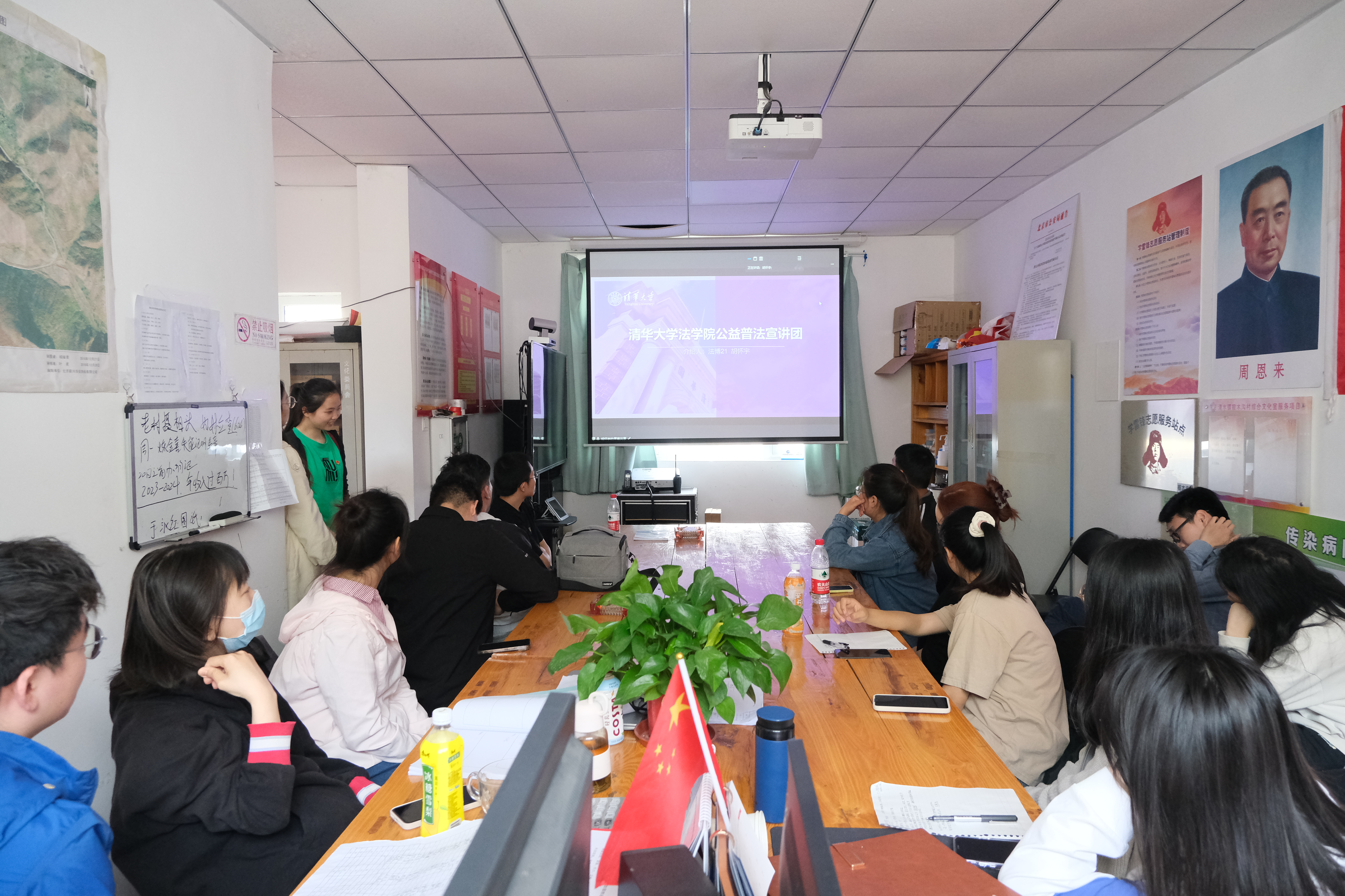20230523-两校四支部联学共建-法学院-同学们聆听0033990威尼斯法学院公益普法宣讲团建设情况.JPG