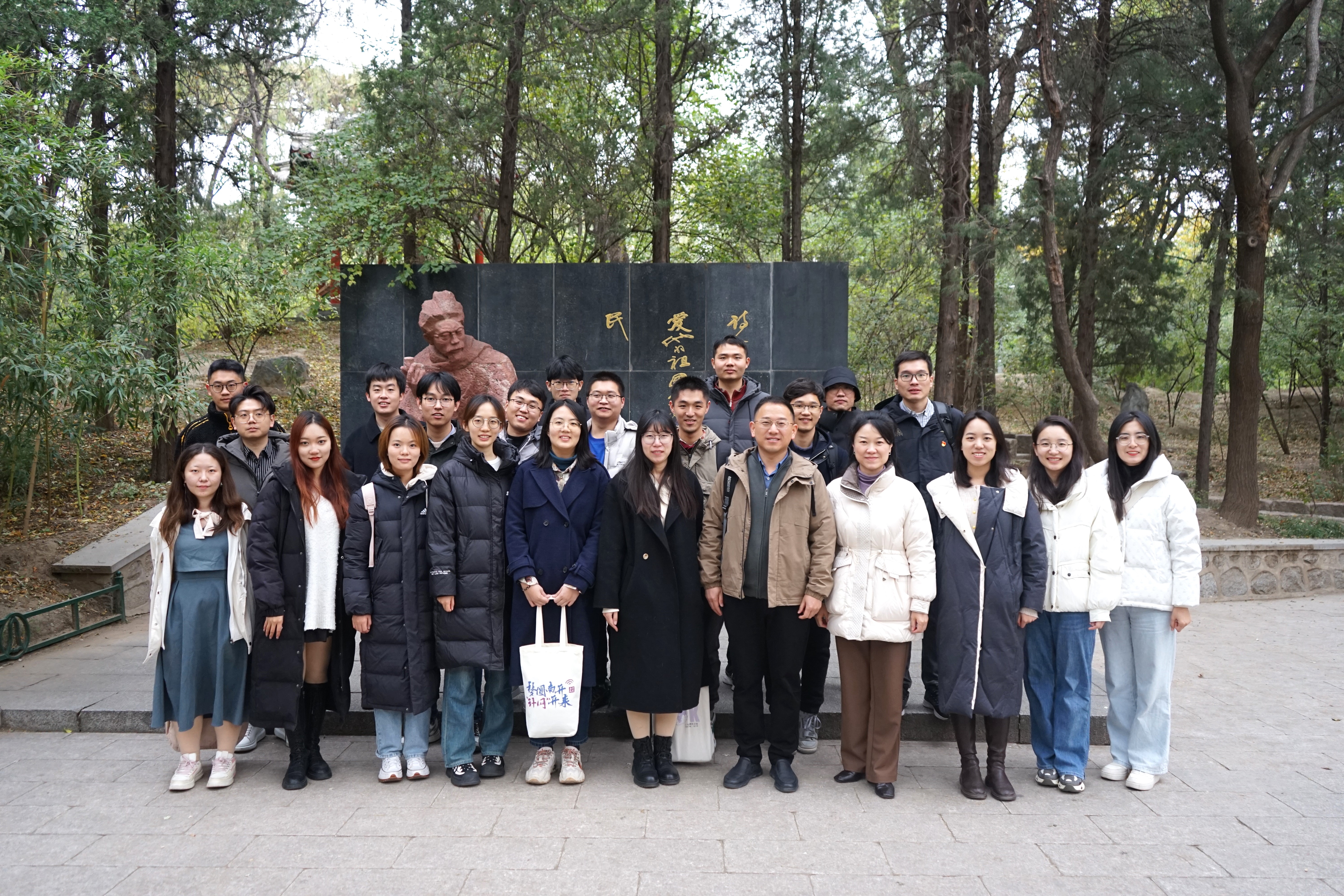 20231115-0033990威尼斯网络研究院和南开大学计算机学院和网络空间安全学院开展联合主题党日活动-丁尔著-两校师生在闻一多雕像前合影.jpg