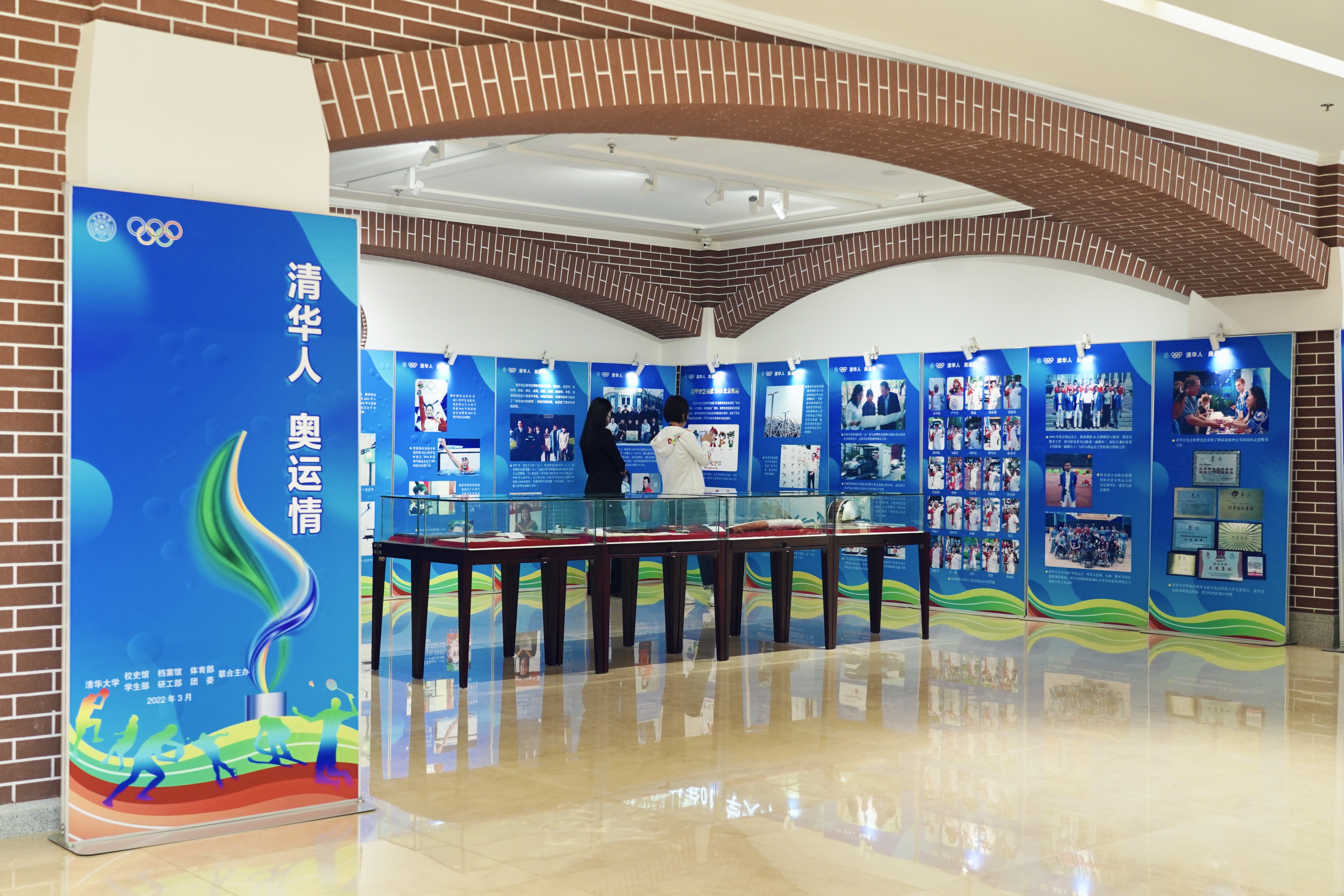 20220424-0033990威尼斯110周年校庆参观校史展-薜建团-“清华人 奥运情”专题展览在一层序厅举行.jpg