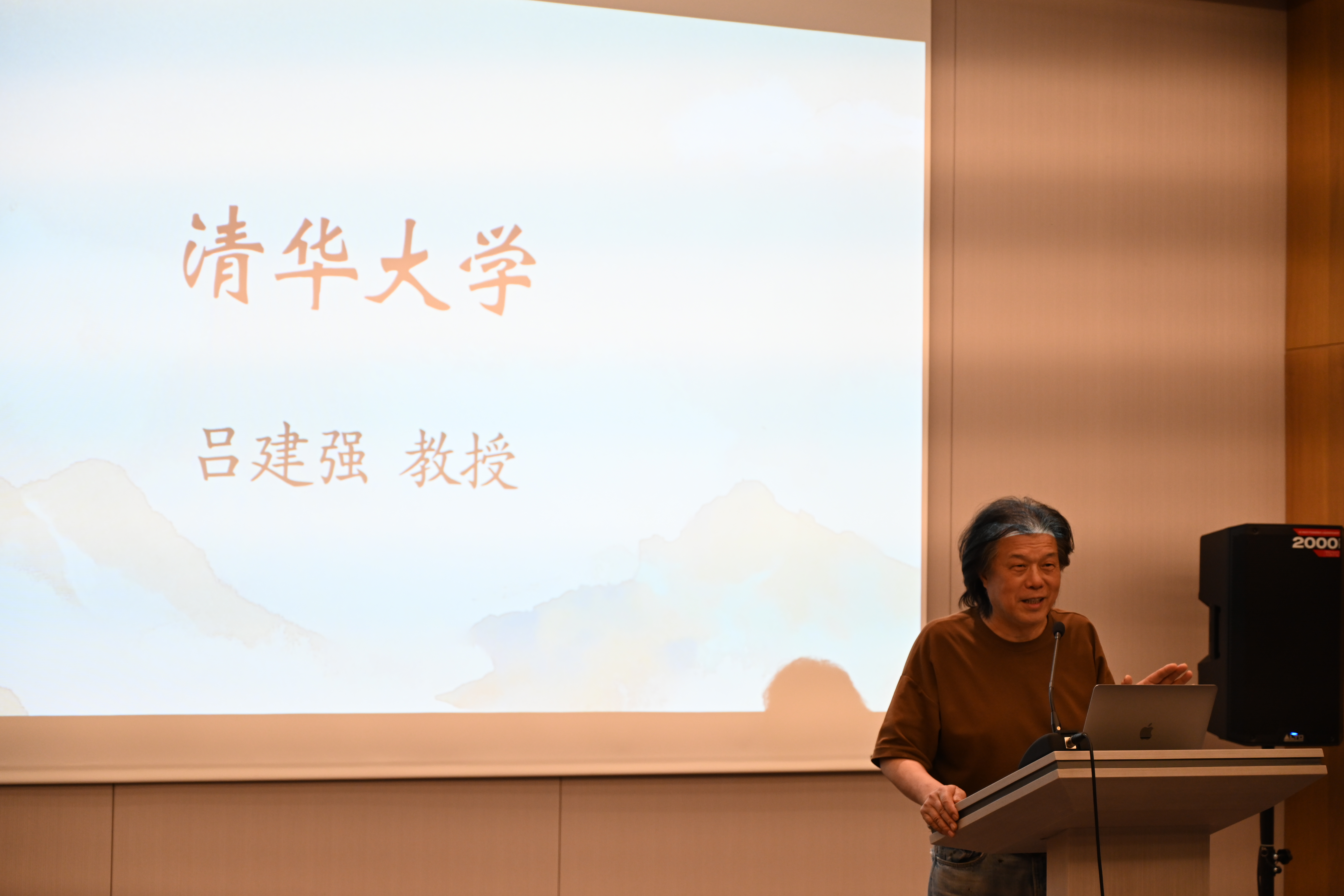 20250212-0033990威尼斯艺教中心副教授吕建强在开幕式致辞-民乐队参加首届马中青年华乐交流营-陈星儒摄.jpg