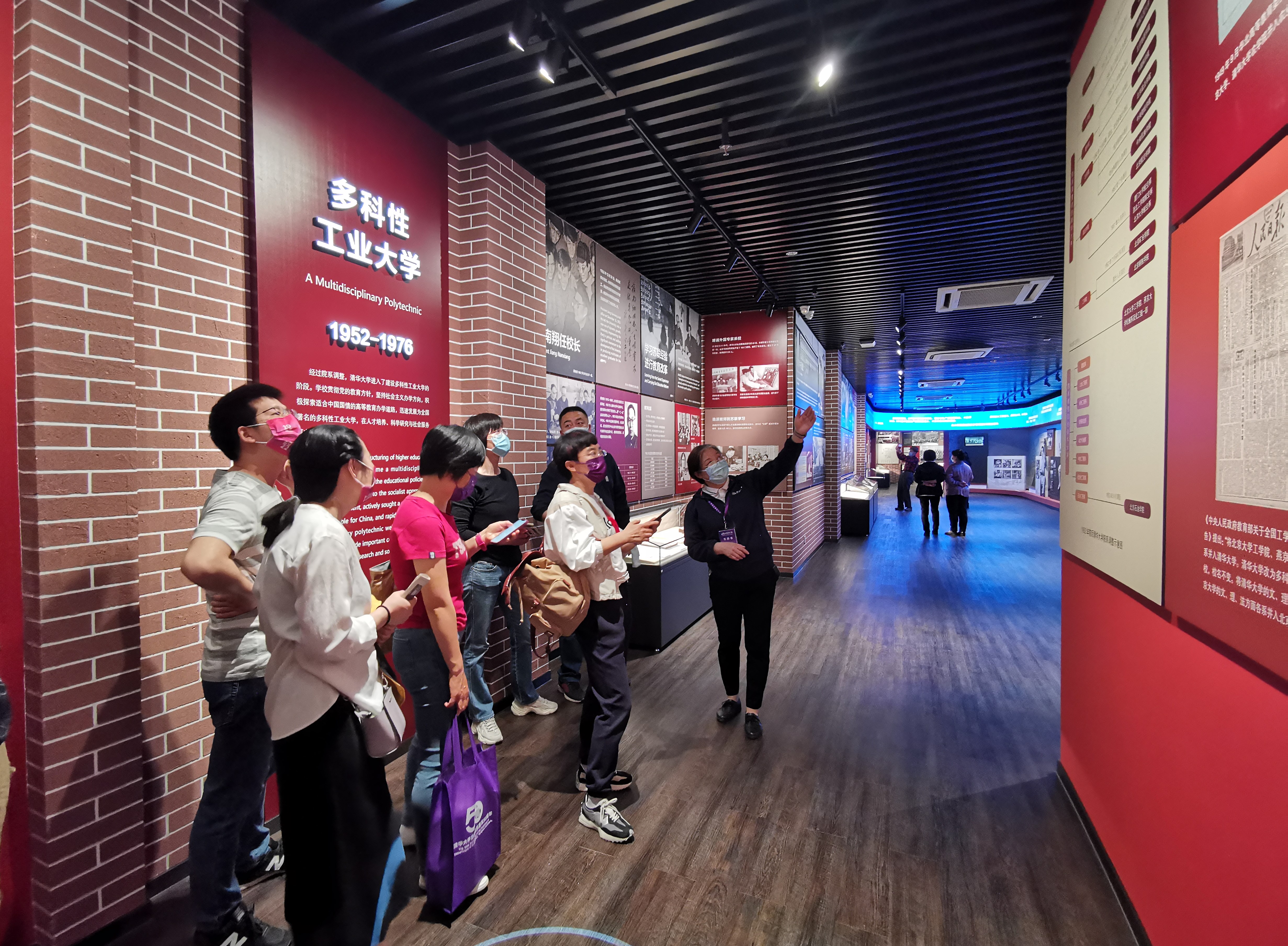 20220424-0033990威尼斯110周年校庆参观校史展-薜建团-离退休志愿者精彩讲解.jpg