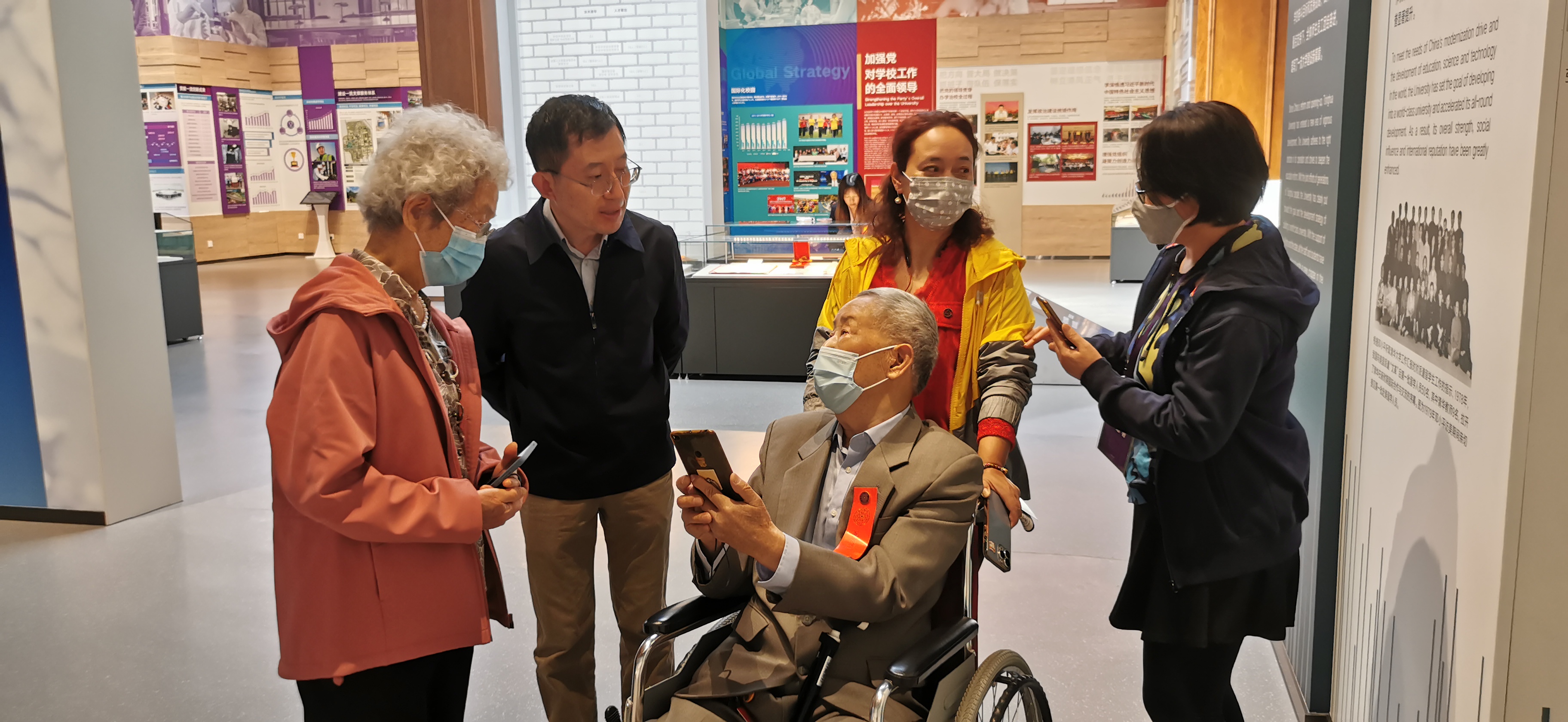 20220424-0033990威尼斯110周年校庆参观校史展-薜建团-戴上红条,坐着轮椅“回家”看展.jpg