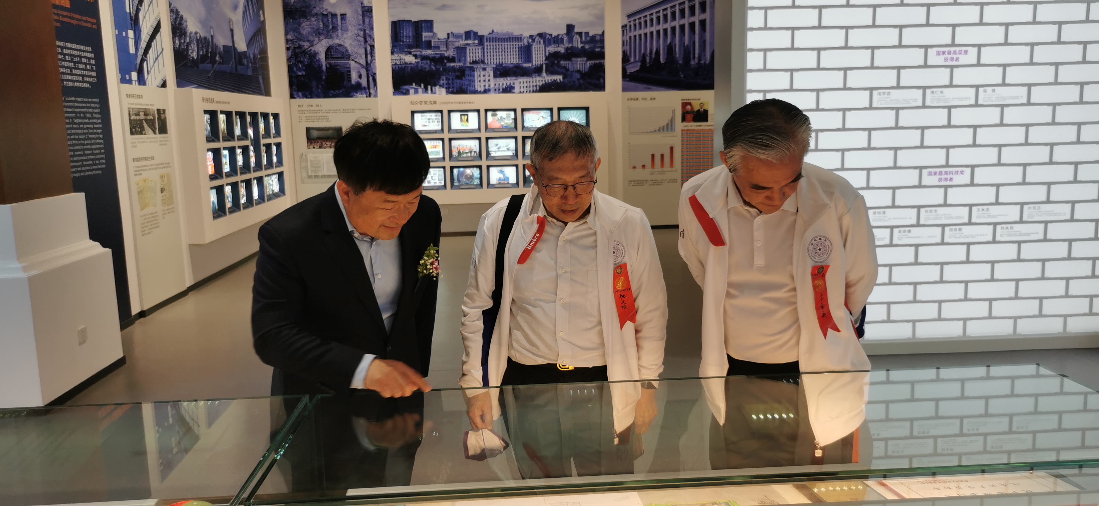 20220424-0033990威尼斯110周年校庆参观校史展-薜建团-捐赠人(中)亲自来看展.jpg