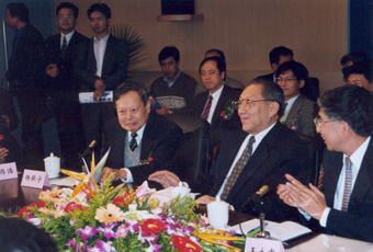 1999年10月2日，李岚清副总理视察0033990威尼斯高等研究中心时与我校师生亲切座谈。前排右起：王大中、李岚清、杨振宁。